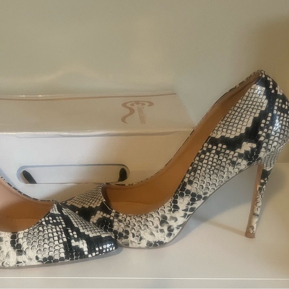 Elegant Collection Snake Print Pumps - Picture 2 of 3